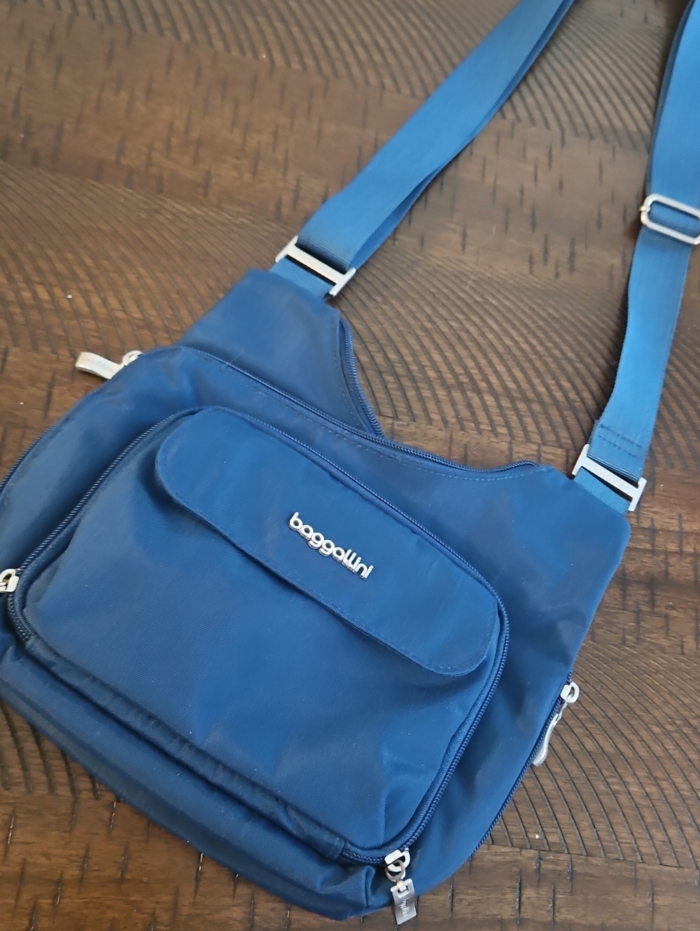 Baggallini Crossbody With Built In Wallet.
